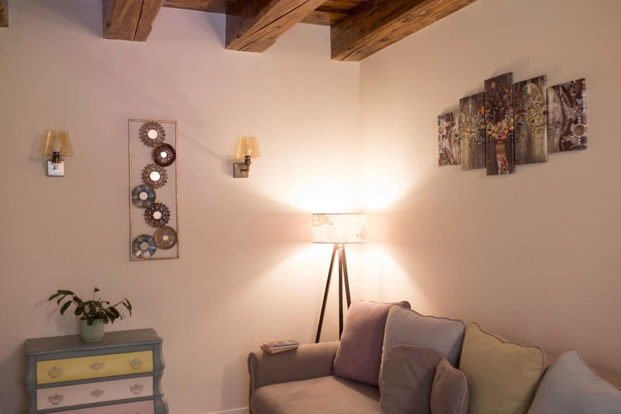 Apartment Seek And Hide - Little Julia's Hideaway