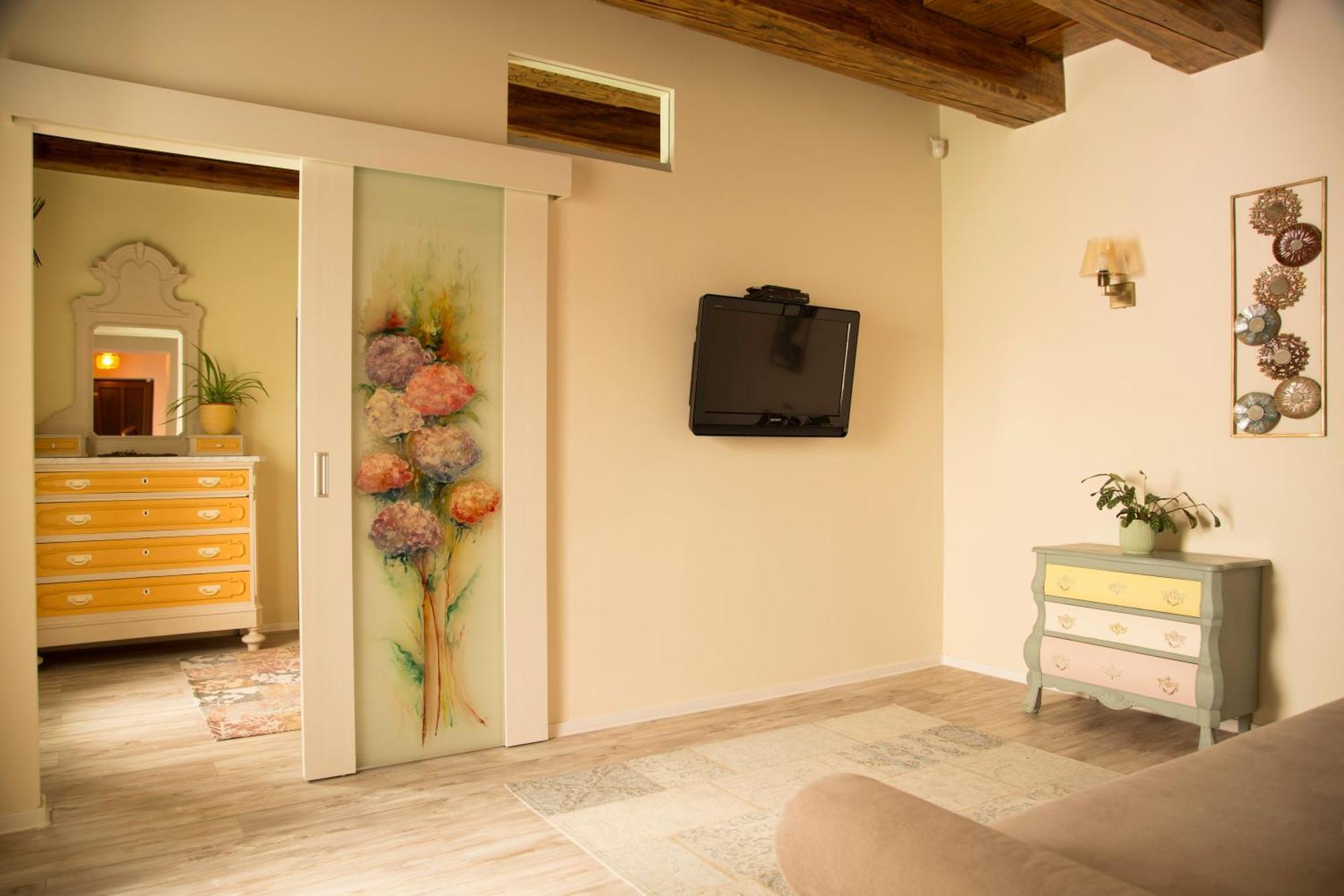 Apartment Seek And Hide - Little Julia's Hideaway